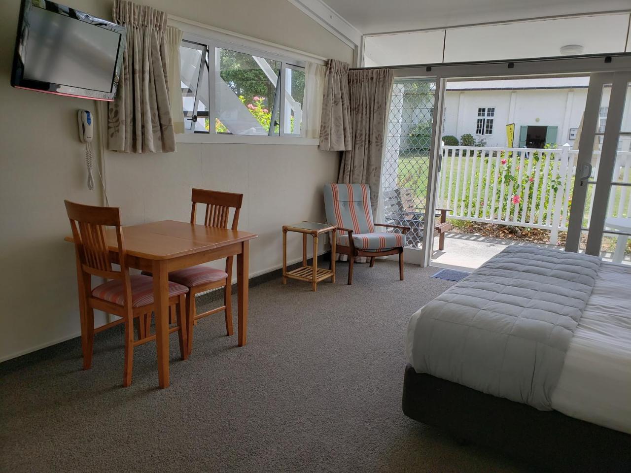 Hananui Lodge And Apartments Russell Exterior photo