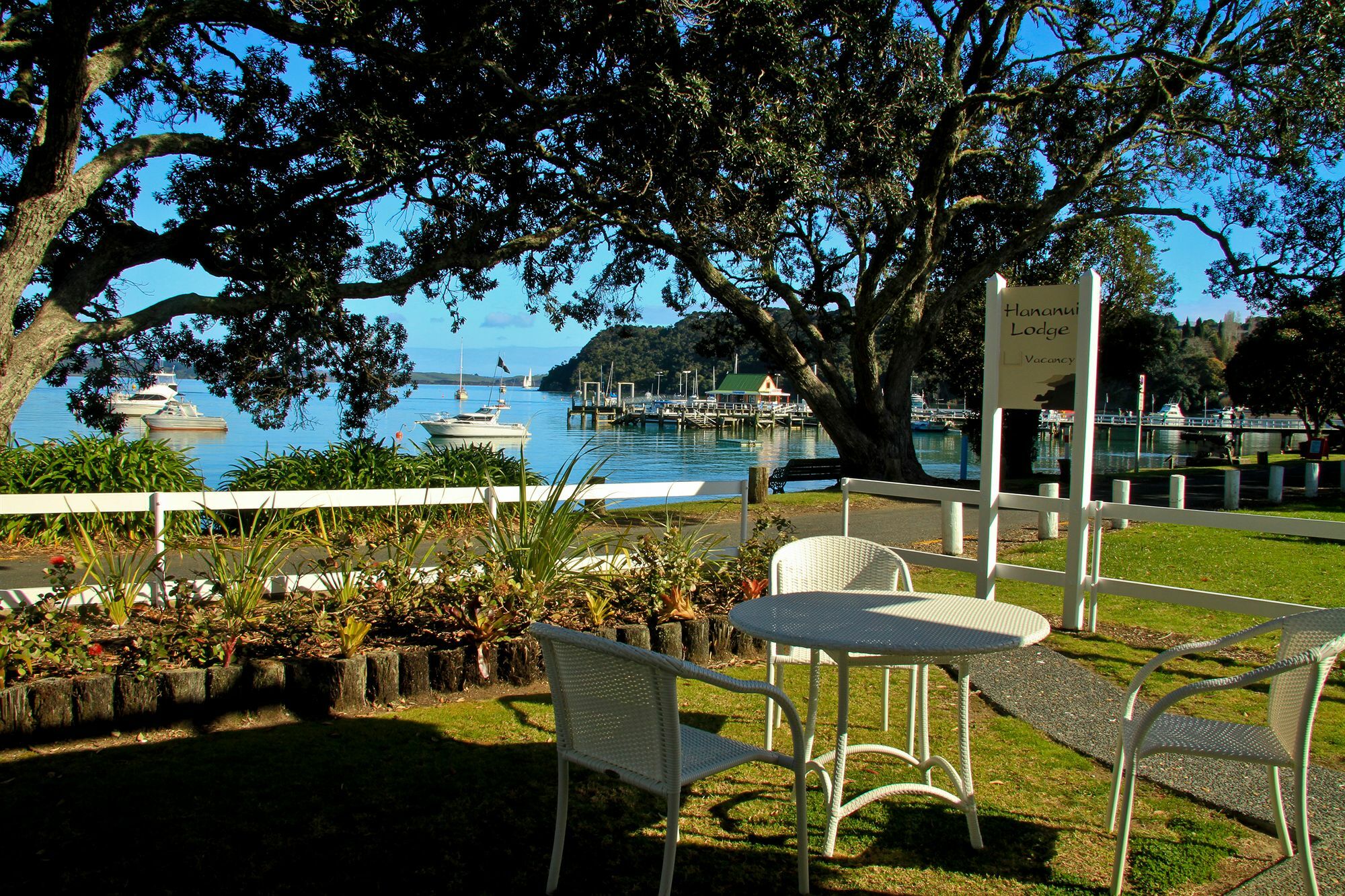 Hananui Lodge And Apartments Russell Exterior photo
